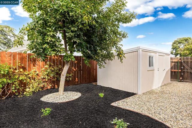127 Elvira St, Livermore CA: https://media.crmls.org/mediaz/4a4ddb9f-1094-4ecd-b23f-871aa6f9f504.jpg