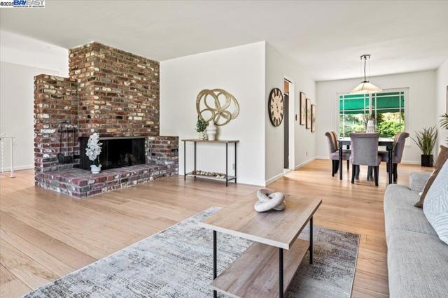 3554 Arcadian Ct, Castro Valley CA: https://media.crmls.org/mediaz/4a4e8677-c79c-4ff2-8e31-9d07372f664e.jpg