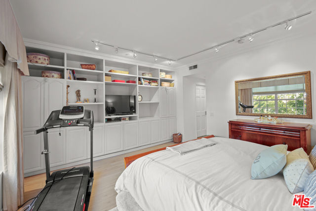 2025 S Beverly Glen Boulevard, Los Angeles CA: https://media.crmls.org/mediaz/4a4edb3b-8692-4e37-a73d-62d5ddac4d51.jpg