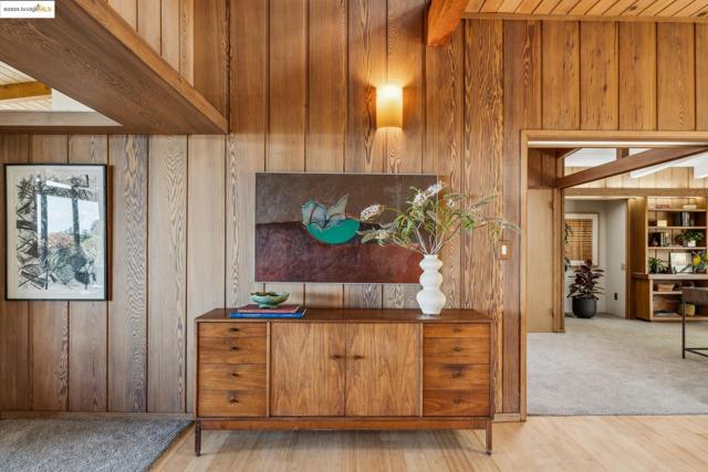1 Garden Dr, Kensington CA: https://media.crmls.org/mediaz/4a4f63e0-f22b-44f3-b79c-5c2d9f57e563.jpg