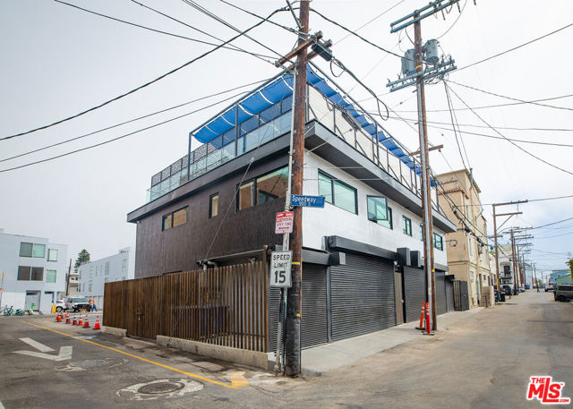 14 Brooks Avenue, Venice CA: https://media.crmls.org/mediaz/4a504862-8632-4e03-a9bc-6265016dc7e6.jpg