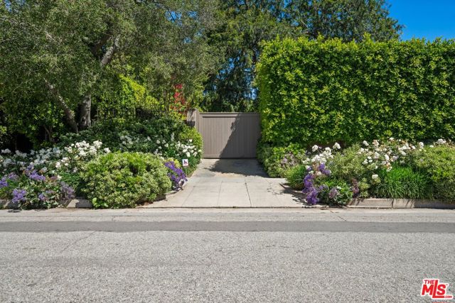 143 S Muirfield Road, Los Angeles CA: https://media.crmls.org/mediaz/4a509588-c132-4252-9248-3d960ac8d042.jpg