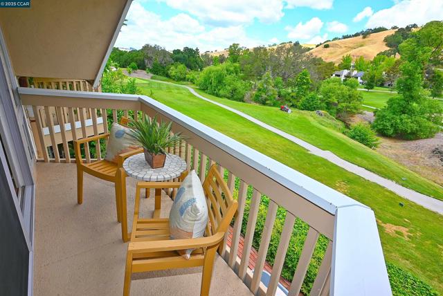 3434 Tice Creek Dr, Walnut Creek CA: https://media.crmls.org/mediaz/4a5095ad-6761-404c-a64a-fa801152f753.jpg