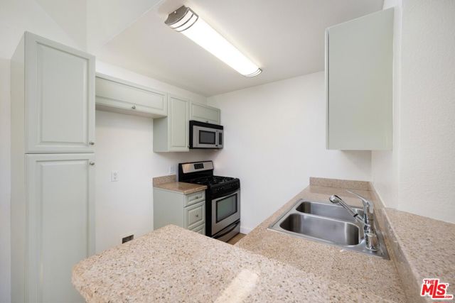 5565 Canoga Avenue, 301 photo 2