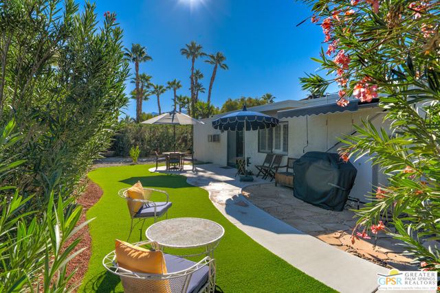 566 N Sunset Way, Palm Springs CA: https://media.crmls.org/mediaz/4a537cef-2f18-4779-94fa-ce8d8673104e.jpg