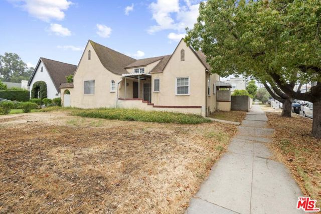 1601 S Shenandoah Street, Los Angeles CA: https://media.crmls.org/mediaz/4a5423f0-fd47-4d2f-be55-41f90f0e682f.jpg