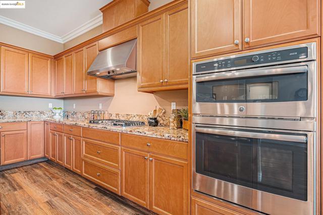 1741 Veneto Ln, Brentwood CA: https://media.crmls.org/mediaz/4a54c830-8543-4326-b9a9-d7fc3568c8e9.jpg