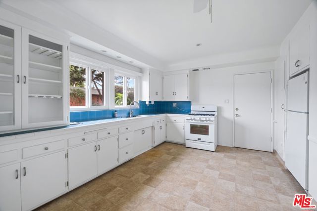 9620 Braddock Drive, Culver City CA: https://media.crmls.org/mediaz/4a554563-1d67-4472-b1fc-0ae94cda7502.jpg