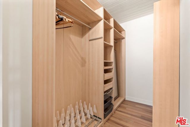 4950 Marmol Drive, Woodland Hills CA: https://media.crmls.org/mediaz/4a55715a-08ce-4b7c-b12a-4b8d4d79e90d.jpg