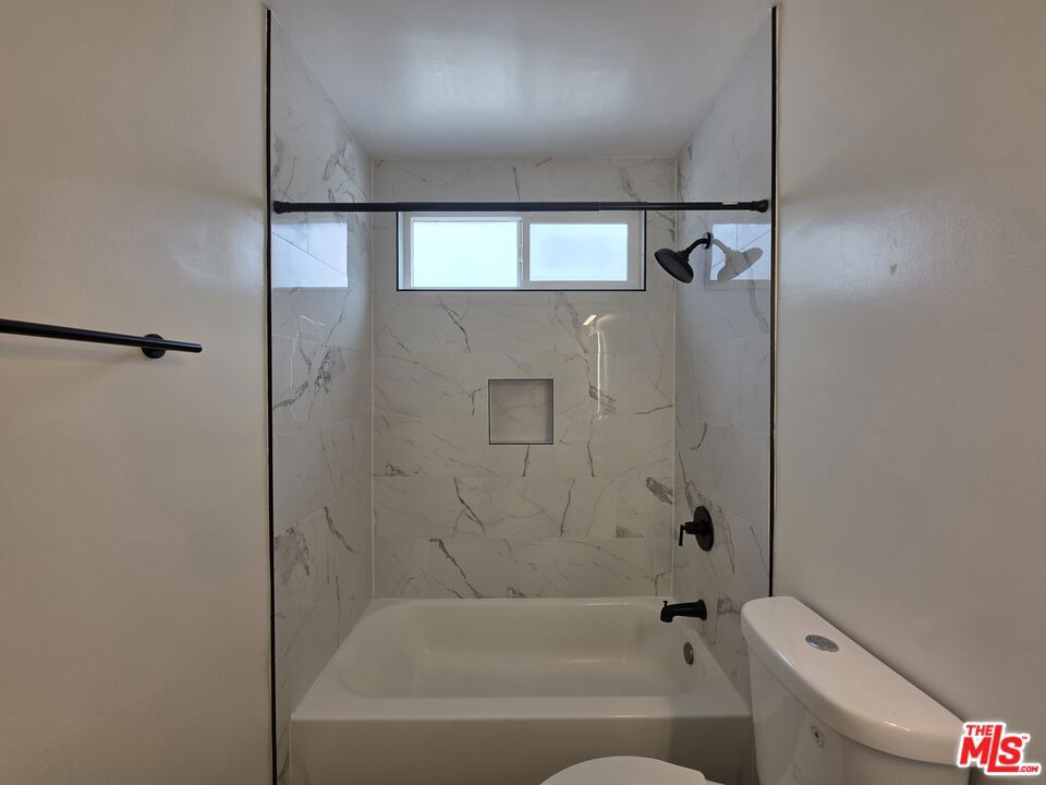 https://media.crmls.org/mediaz/4a55c3b6-ccd2-4853-be7d-609fe5384572.jpg?preset=X-Large