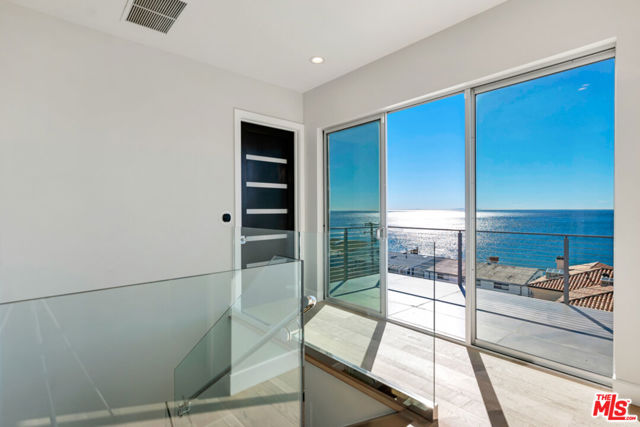 25423 Malibu Road, Malibu CA: https://media.crmls.org/mediaz/4a562627-a22e-4485-aab2-253787584a82.jpg