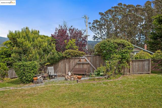 1400 Audubon AVE, Montara CA: https://media.crmls.org/mediaz/4a56fb67-b673-4fa8-a664-afac7e0ec03e.jpg