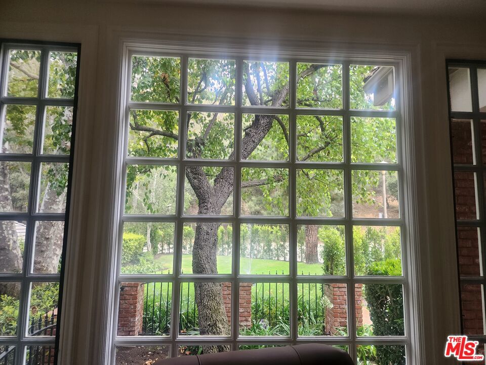 https://media.crmls.org/mediaz/4a571920-7d80-42e8-9c8d-c706c63d24ee.jpg?preset=X-Large