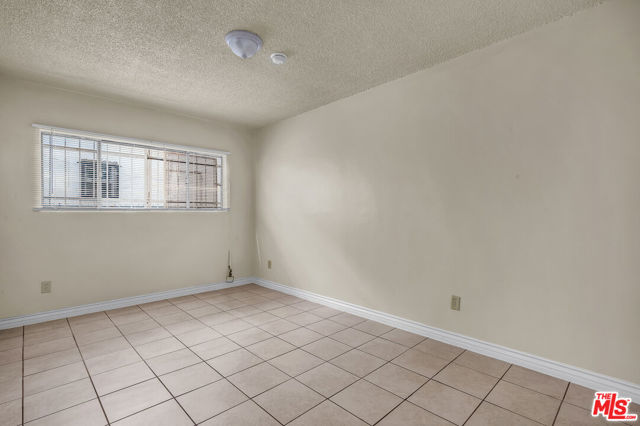 1095 W 39th Street, Los Angeles CA: https://media.crmls.org/mediaz/4a578ff0-ad0f-4d9f-97b2-f1ba0f105a06.jpg