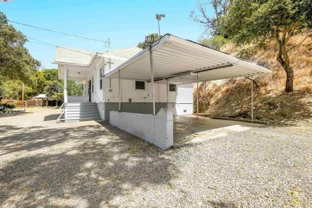 75 Kilkare Rd, Sunol CA: https://media.crmls.org/mediaz/4a586d33-a2cf-4bf2-99c8-0dfd335a0a9b.jpg
