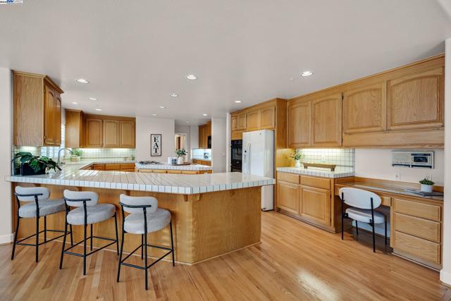 2215 Chardonnay Way, Livermore CA: https://media.crmls.org/mediaz/4a591cc4-2487-4afb-bfc7-8e98818fd2f8.jpg