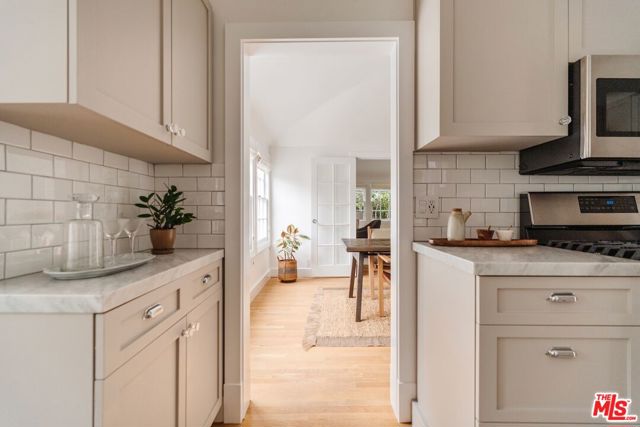 226 N Arden Boulevard, Los Angeles CA: https://media.crmls.org/mediaz/4a59be8a-176e-40bb-a5bc-f674dff77ae9.jpg
