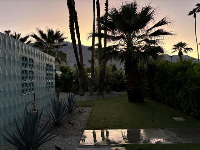 1055 E Granvia Valmonte, Palm Springs CA: https://media.crmls.org/mediaz/4a59e033-5fc3-4615-929b-1c7e7a3c393a.jpg