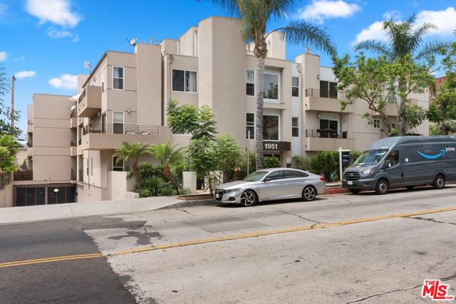 Image 2 for 1951 N Beachwood Dr #102, Los Angeles, CA 90068