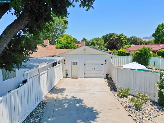 1250 Saint Louis Drive, Concord CA: https://media.crmls.org/mediaz/4a5b49c5-007a-4413-b16b-77a259e783d2.jpg