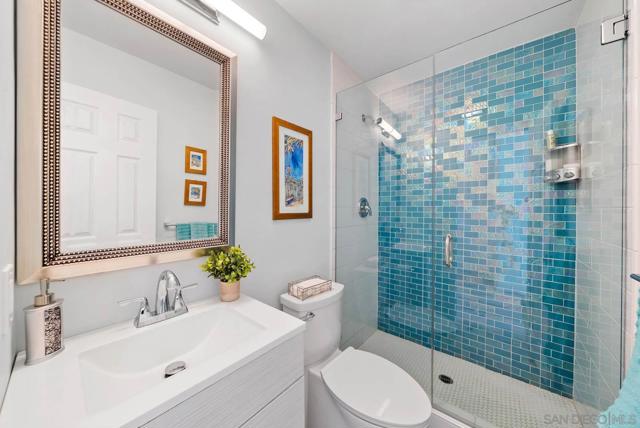 17221 Cloudcroft Dr, Poway CA: https://media.crmls.org/mediaz/4a5b8e21-920d-4c4d-ad44-8d3640fa51da.jpg