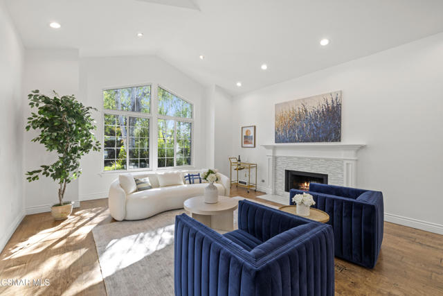 287 Golden Fern Court, Simi Valley CA: https://media.crmls.org/mediaz/4a5bc423-c38c-4fe5-aa99-95d70ec8be0e.jpg