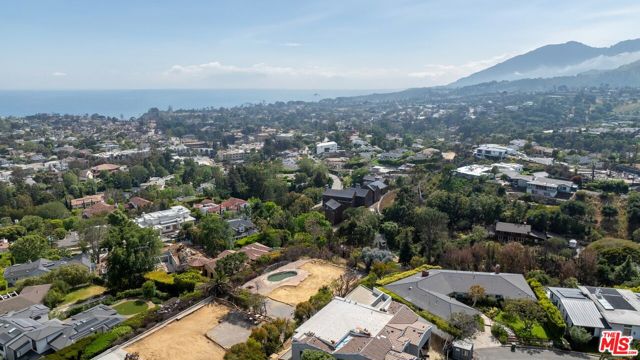 1055 El Medio Avenue, Pacific Palisades CA: https://media.crmls.org/mediaz/4a5d00c5-8b02-43ef-ba41-361d4693912b.jpg