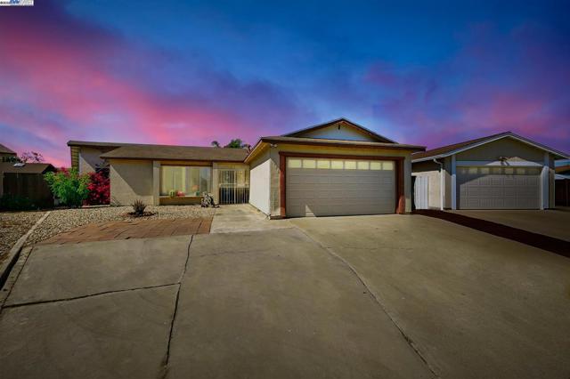 10293 Covina Pl, San Diego CA: https://media.crmls.org/mediaz/4a5e64c5-8517-41ab-afe1-40f4efd8997f.jpg
