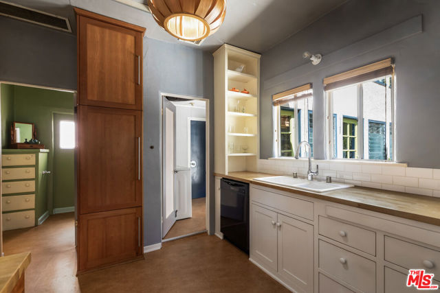3526 Griffin Avenue, Los Angeles CA: https://media.crmls.org/mediaz/4a5f5679-c1dd-491e-be8e-aced31db4bc4.jpg
