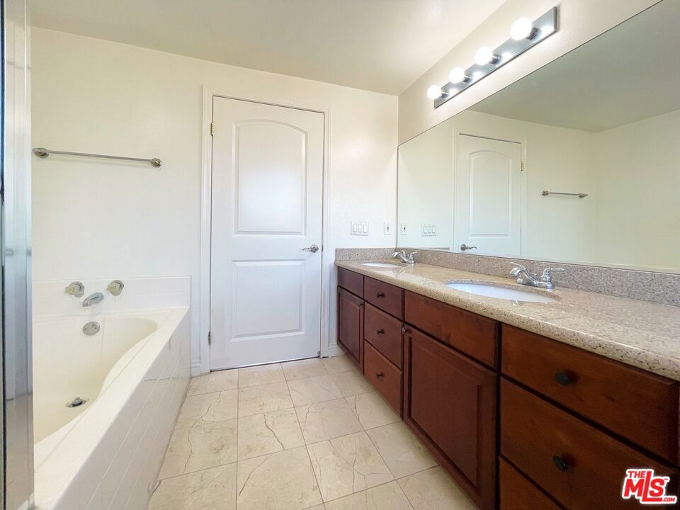 https://media.crmls.org/mediaz/4a5f7c79-48f0-4111-9b06-f62d70dd3b99.jpg?preset=X-Large