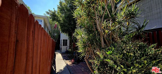 1433 N Martel Avenue, Los Angeles CA: https://media.crmls.org/mediaz/4a5f8357-4c0a-4382-8389-20e2ae090f62.jpg