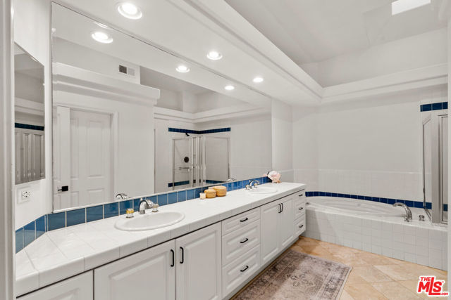 6477 Zuma View Place, Malibu CA: https://media.crmls.org/mediaz/4a5fafa8-c486-42c9-b942-c9096d1cc25f.jpg