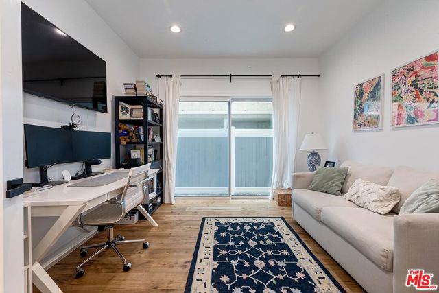 1131 12th Street, Santa Monica CA: https://media.crmls.org/mediaz/4a61bde6-e823-4fbd-b1eb-b13e5a83d940.jpg