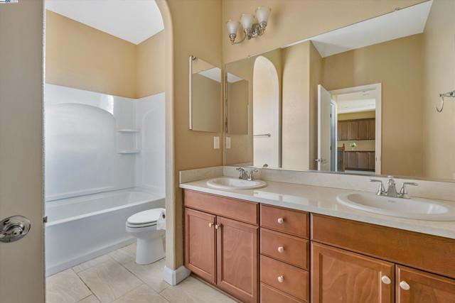 3602 Levanto Way, Manteca CA: https://media.crmls.org/mediaz/4a61d21b-c370-4467-be00-1d3e1351271b.jpg