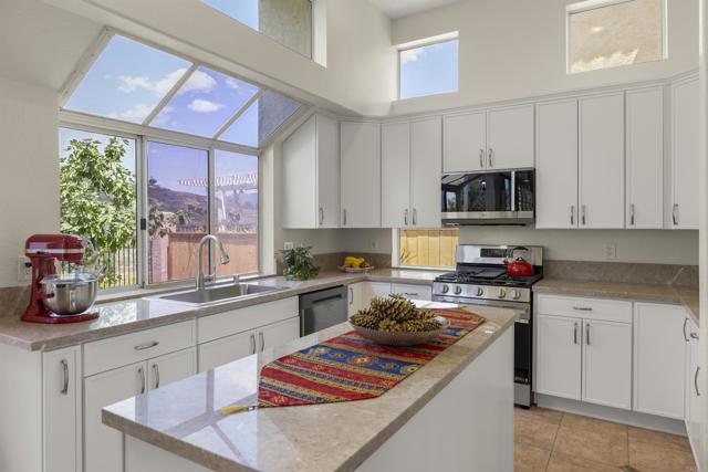 Detail Gallery Image 11 of 60 For 9432 Hito Ct, San Diego,  CA 92129 - 5 Beds | 3 Baths