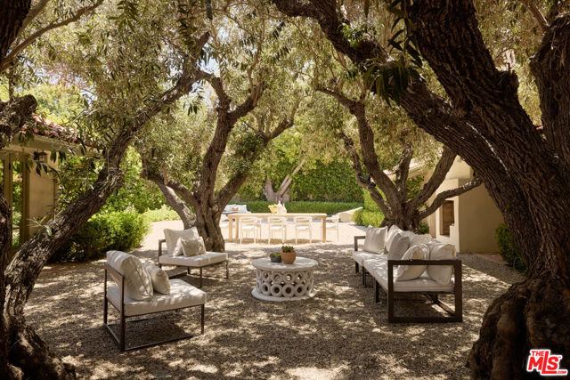 1296 Capri Drive, Pacific Palisades CA: https://media.crmls.org/mediaz/4a62fab5-1d16-4337-97b3-75753132b62f.jpg