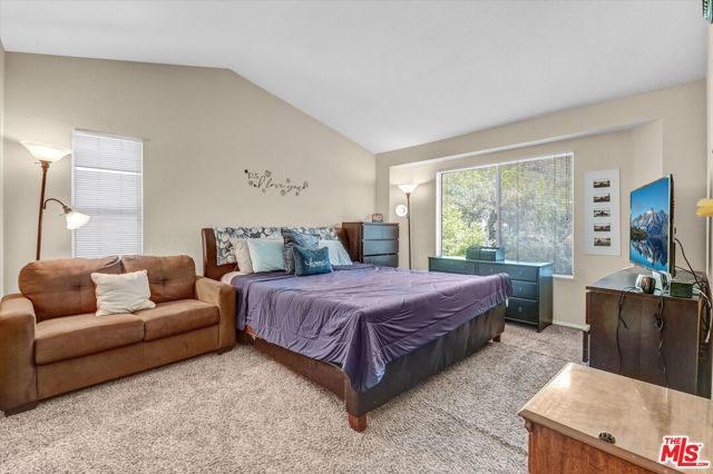 27632 Kevin Place, Santa Clarita CA: https://media.crmls.org/mediaz/4a633bce-0920-4482-96bb-953757e5652e.jpg