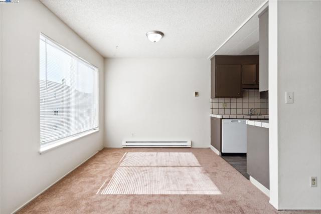 424 Staten Ave, Oakland CA: https://media.crmls.org/mediaz/4a63e6b4-bdab-4630-9499-a508e7dcd152.jpg