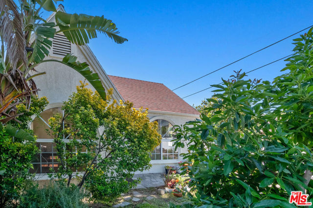 1710 Santa Paula Place, Glendale CA: https://media.crmls.org/mediaz/4a63f950-9163-4cd1-ac8b-f2c9eecbad1a.jpg
