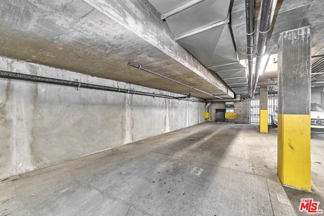 332 S Oxford Avenue, Los Angeles CA: https://media.crmls.org/mediaz/4a645571-c23f-4427-b889-7c07d14e4981.jpg