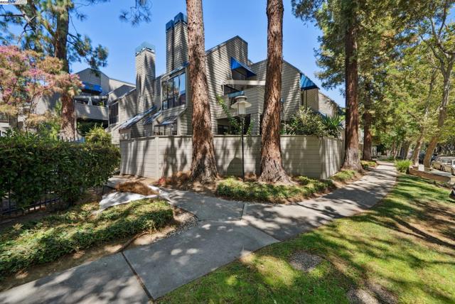 1089 Foxchase Dr, San Jose CA: https://media.crmls.org/mediaz/4a647268-af0e-4ecb-adac-216811dc20dc.jpg