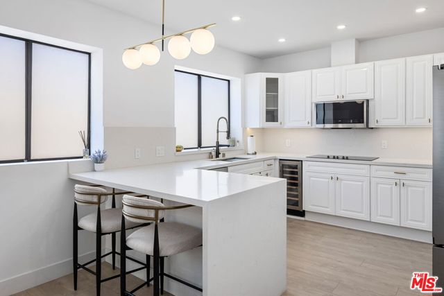 5254 Yarmouth Avenue, Encino CA: https://media.crmls.org/mediaz/4a658acc-bea0-4a44-ba23-606da94a7b82.jpg