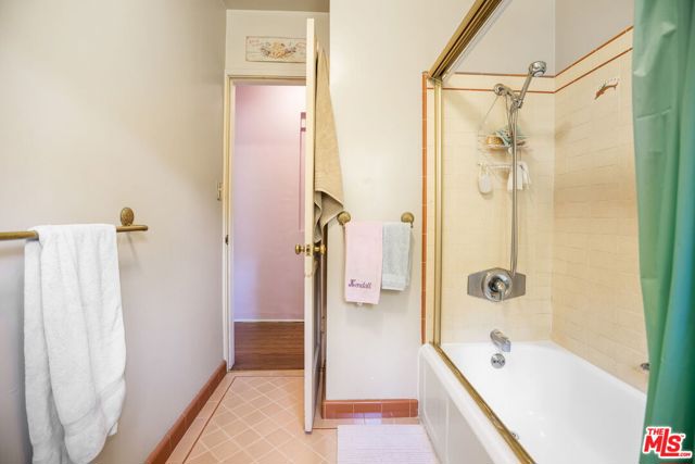 3007 W Clark Avenue, Burbank CA: https://media.crmls.org/mediaz/4a65a7d5-5a2e-4876-9e26-4d557f348042.jpg