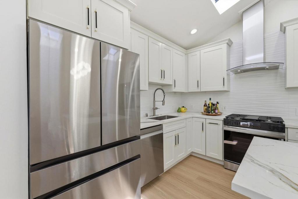 https://media.crmls.org/mediaz/4a65b327-9981-437d-9b0e-f4382aedecf9.jpg?preset=X-Large