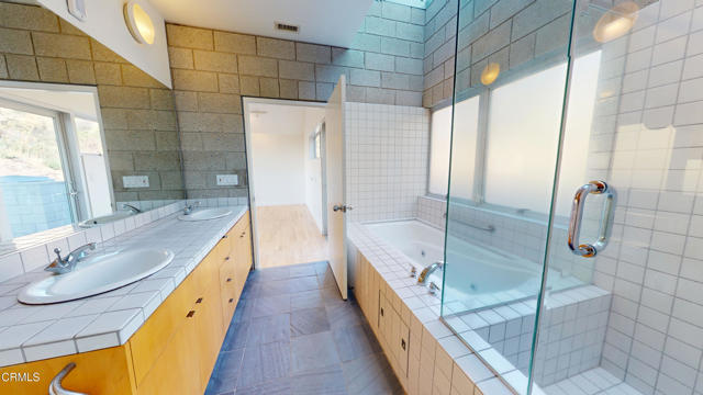 Detail Gallery Image 11 of 20 For 1602 Woodglen Ln, Altadena,  CA 91001 - 3 Beds | 3 Baths