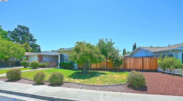 7144 Prince Dr, Dublin CA: https://media.crmls.org/mediaz/4a662f17-d18e-4468-8dd7-a1957944e03b.jpg