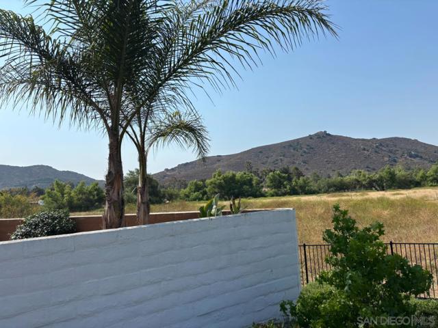 2476 Fallbrook Pl, Escondido CA: https://media.crmls.org/mediaz/4a66c0ad-efb1-4ec5-ae8b-b8477d16fbf7.jpg
