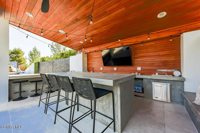 6981 Shadow Wood Drive, Moorpark CA: https://media.crmls.org/mediaz/4a66ed75-821f-4a9f-ac67-63d689dab496.jpg