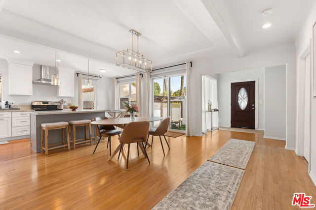 311 N Doheny Drive, Beverly Hills CA: https://media.crmls.org/mediaz/4a67b460-e018-4aa9-8dff-a6784b0b7fd4.jpg