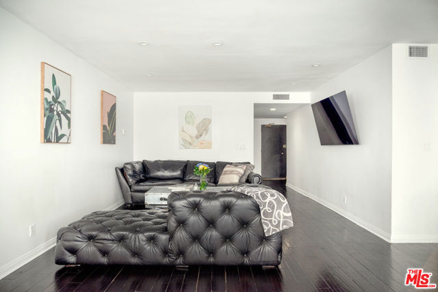 7259 Hillside Avenue, Los Angeles CA: https://media.crmls.org/mediaz/4a68289d-51ef-4d2b-8c80-7c61bd9c968c.jpg